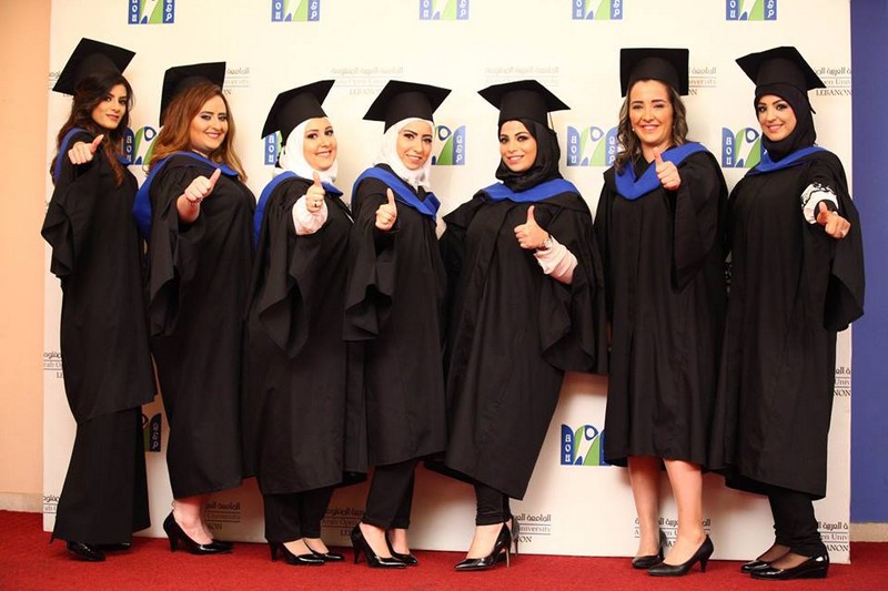سمو الأمير طلال بن عبد العزيز يرعى حفل تخرج الجامعة العربية المفتوحة  في مركز البيال